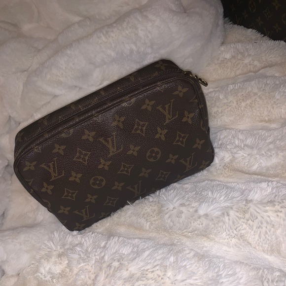 Authentic Louis Vuitton Toilety - Picture 1 of 2